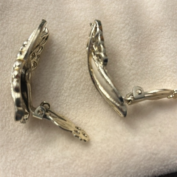 Vintage Clip on Earrings - Picture 4 of 7